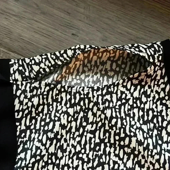 ✨🆕EXPRESS🆕✨  | Black And White Speckled Blouse - Picture 5 of 9